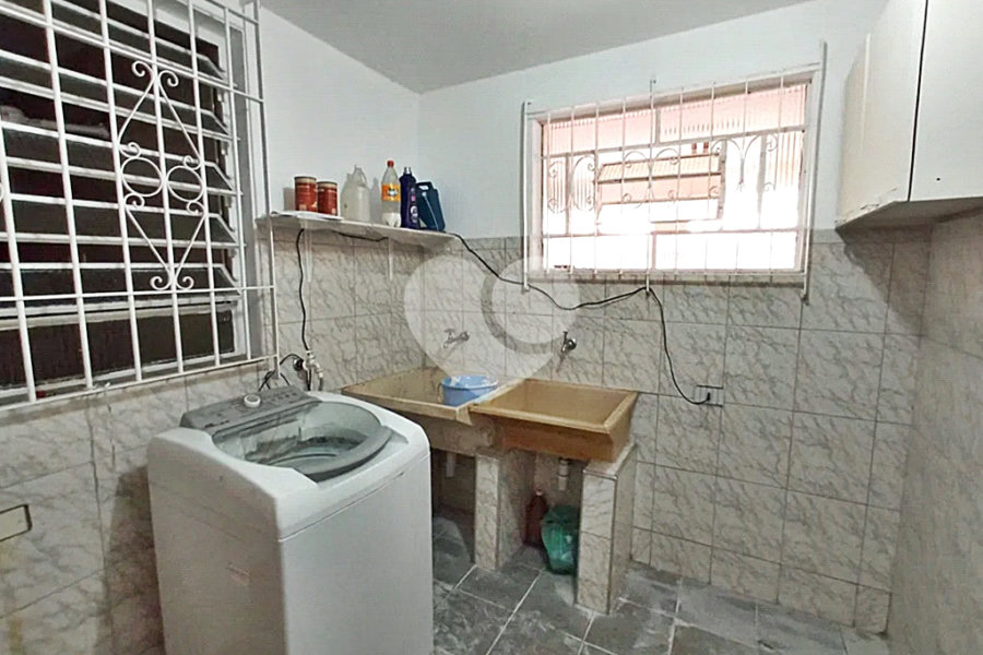 Casa Santa Teresinha | 4 Suítes | 280m² | 3 Vagas | Excelente Localização