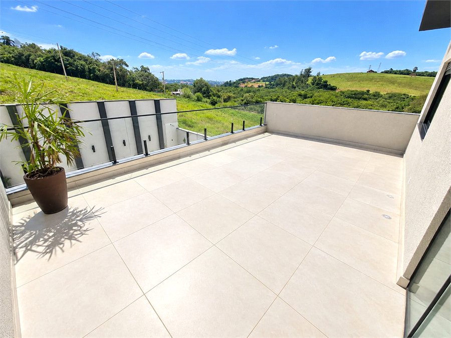 Linda casa em condomínio fechado, unindo conforto, lazer e segurança para você e sua família!