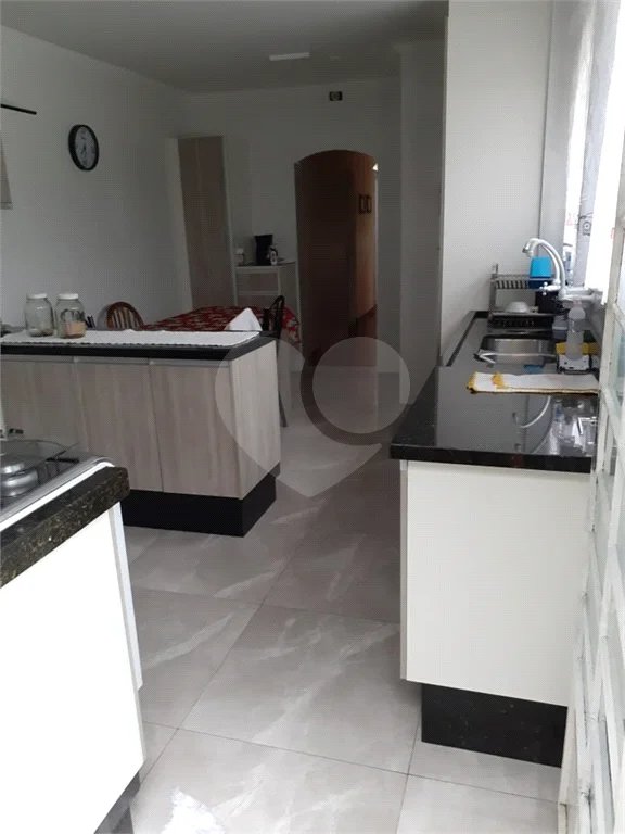 Casa térrea em rua fechada