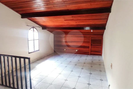 Casa com 180m², 3 dormitórios, 1 vaga, à venda na Vila Scarpelli em Santo André.