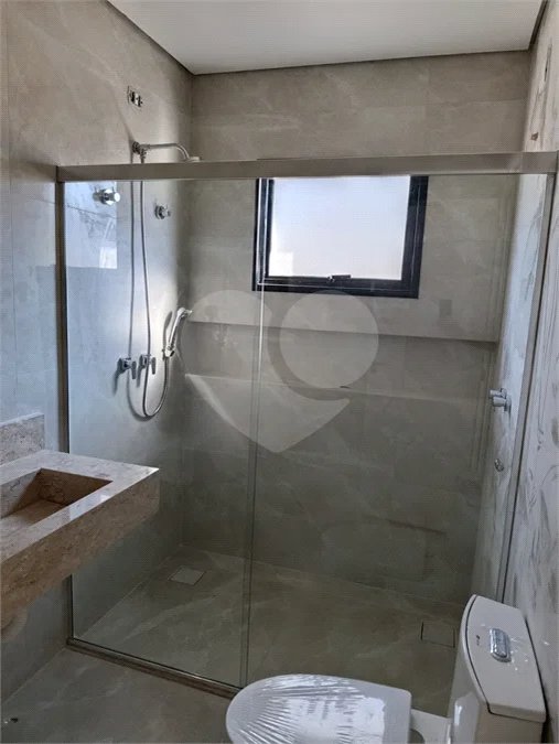 Casa com 3 suítes, piscina e área gourmet em terreno de 360m²