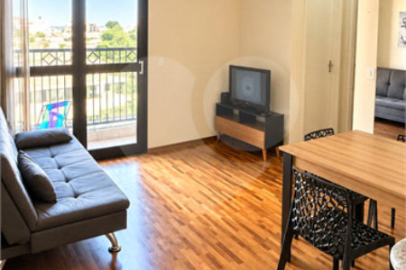 Apartamento á venda no centro com dois dormitórios e sacada.