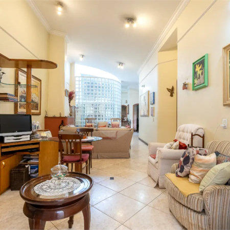 Casa a venda no Planalto Paulista, 2 suítes, 4 vagas, 230 m², quintal e localização privilegiada