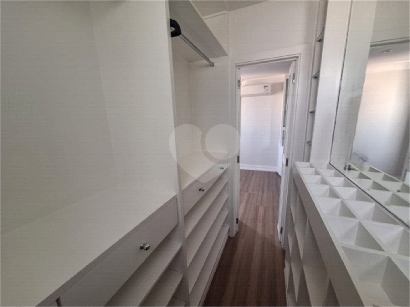 Apartamento para locação com 2 dormitórios, sendo 1 suíte com 02 vagas, totalmente climatizado nos 3 ambientes