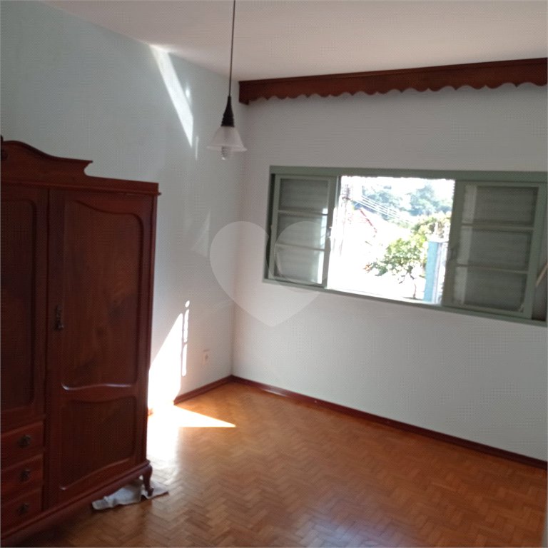 Linda casa no centro com 3 quartos.