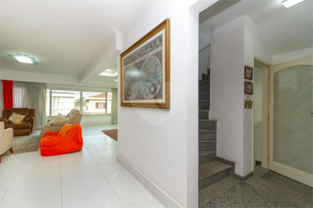 Casa Sobrado à venda com 342 m², 3 dormitórios, sendo 2 suítes, 4 vagas na Vila Mariana - São Paulo.