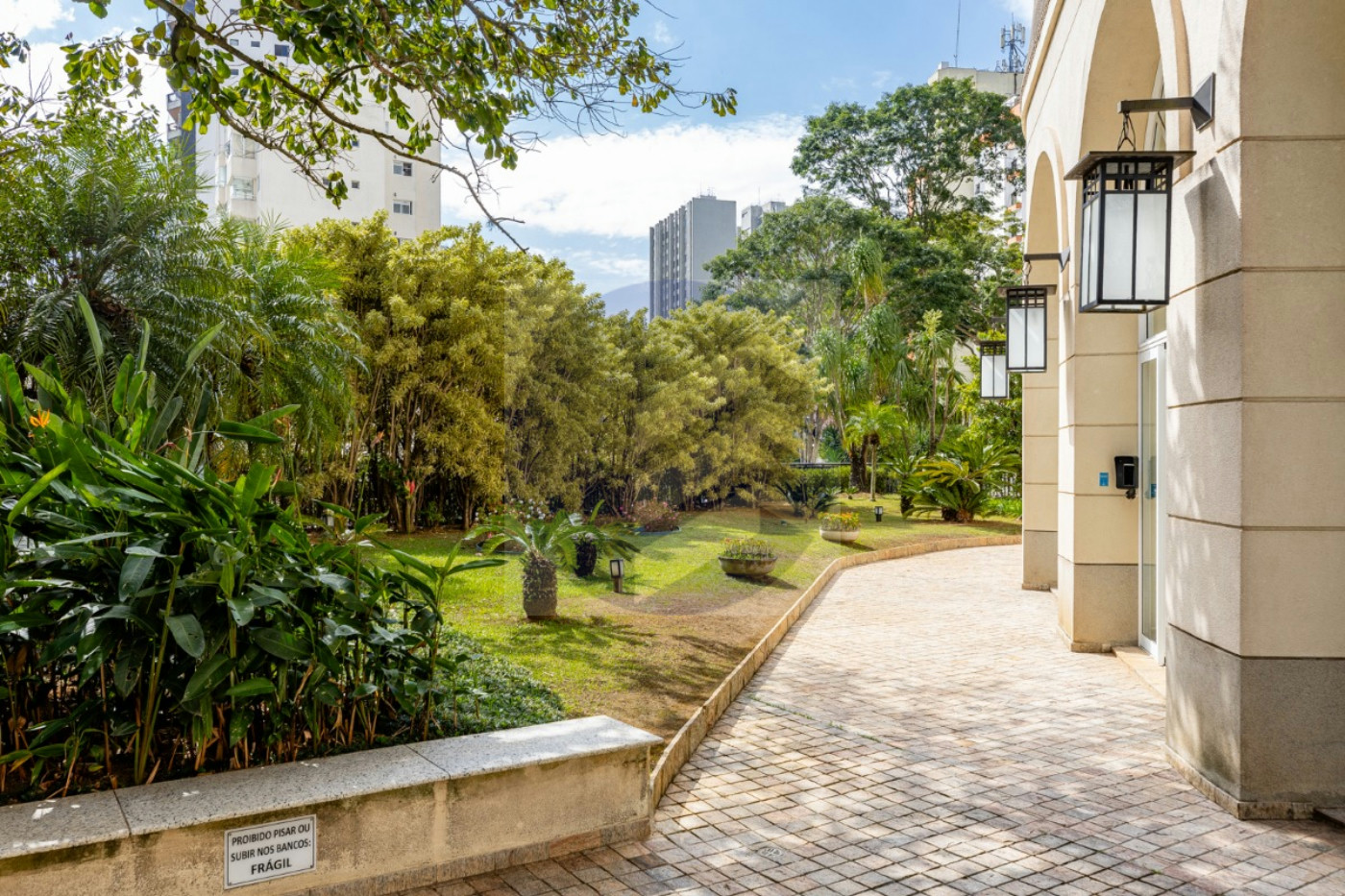 Duplex à venda com 3 quartos, sendo 3 suítes, em Vila Suzana 287m²