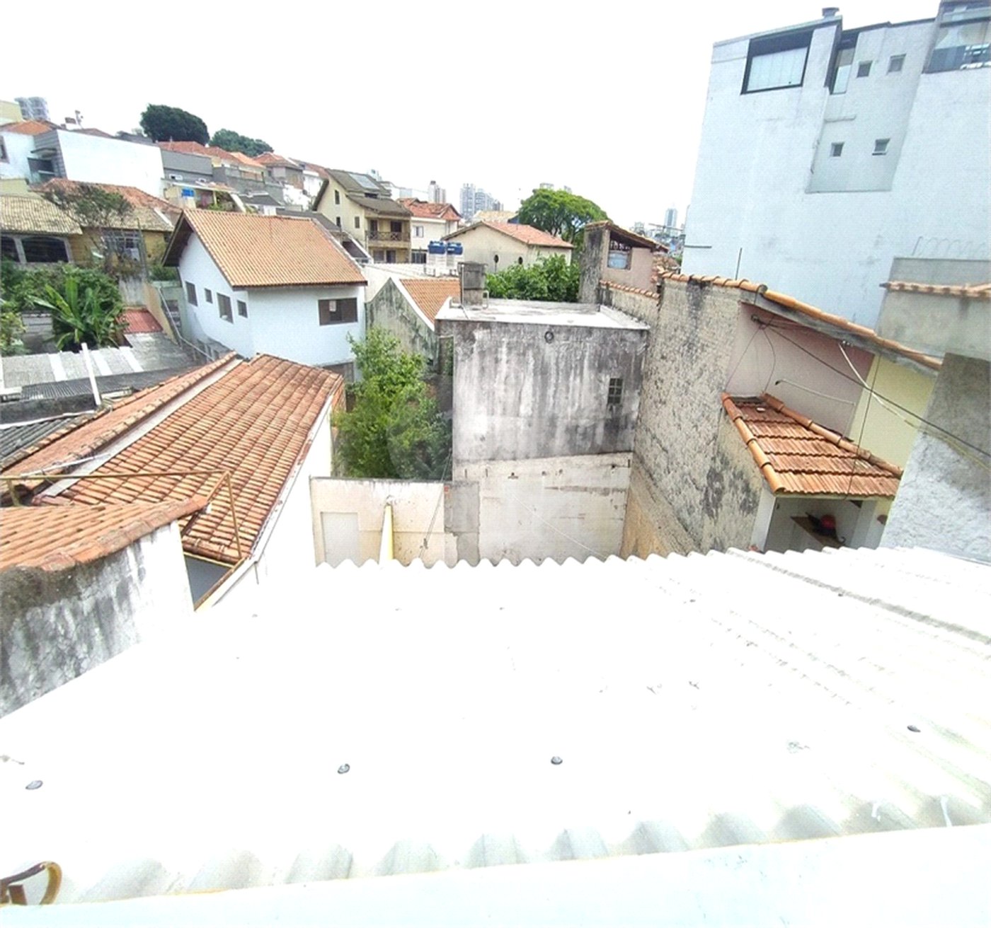 SOBRADO DE 100 M² COM 03 DORMITÓRIOS, VAGA E QUINTAL PARA LOCAÇÃO (OU VENDA) NO JARDIM DO COLEGIO-SANTANA