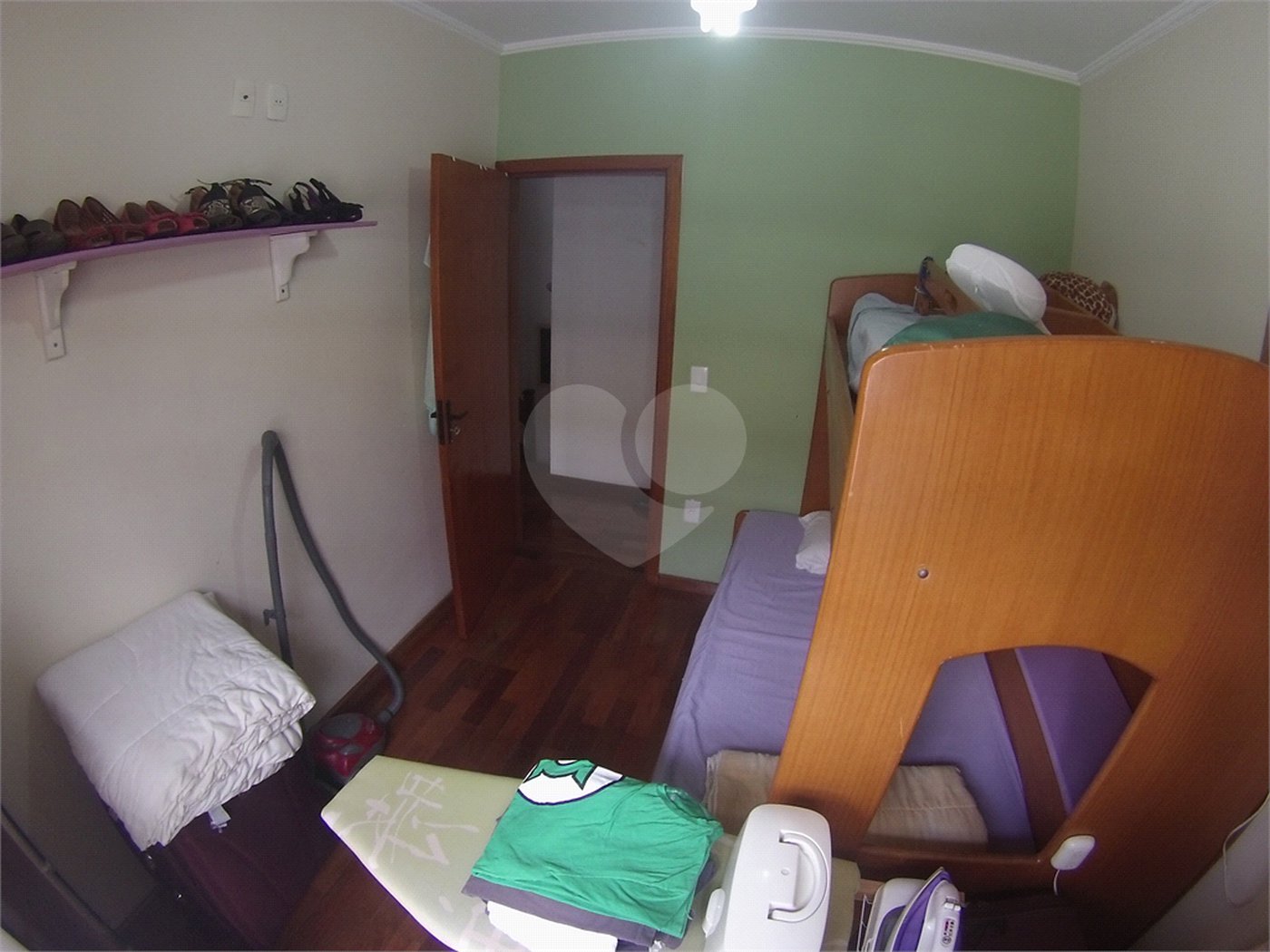 Sobrado com 4 quartos sendo 2 suítes.