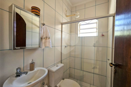 Casa térrea em Atibaia com 3 dormitórios (2 suítes), piscina, espaço gourmet, condomínio fechado