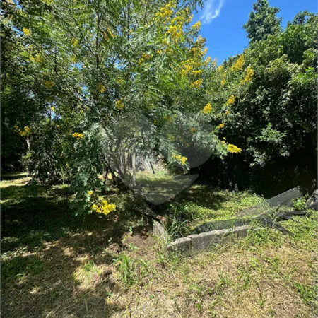 Excelente oportunidade no condomínio Vale das Laranjeiras, em Indaiatuba/SP. - R$ 1.850.000,00 - Terreno de 3.000 m²), com frente de 50 metros, proporcionando diversas possibilidades de projeto. O lote possui ótima localização dentro do condomínio, rodeado de natureza e com fácil acesso