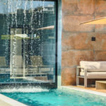 Indaiatuba - Quintas da Terracota - 1252 m² de terreno - casa térrea com 514 m² de área construída -3 vagas de garagem cobertas e 3 descobertas Lavabo - Sala de estar e jantar amplas e integradas - Escritório privativo - Cozinha toda equipada com geladeira, forno, micro-ondas, lava-louças,