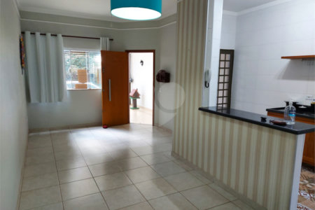 Casa Térrea com 2 dormitórios, sendo 1 suíte.