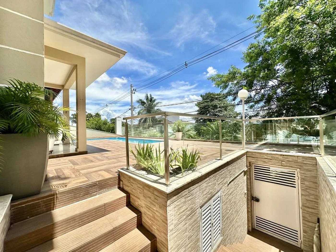 Casa em condomínio Impecável, 4 dorms / 2 suítes, varanda gourmet, piscina, 3 lareiras
