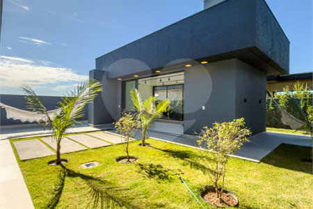 Indaiatuba - Quintas da Terracota - 1252 m² de terreno - casa térrea com 514 m² de área construída -3 vagas de garagem cobertas e 3 descobertas Lavabo - Sala de estar e jantar amplas e integradas - Escritório privativo - Cozinha toda equipada com geladeira, forno, micro-ondas, lava-louças,