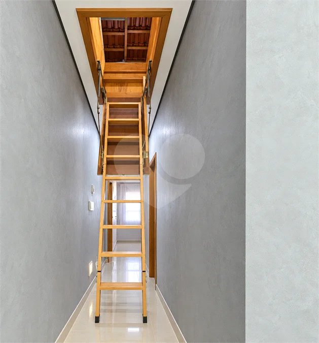Sobrado geminado com 185 m², 3 suítes, closet, 4 vagas, área gourmet, sótão, energia solar, aquecimento de água e sistema completo de segurança.