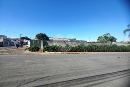 Terreno em Atibaia com 2.784 metros para construção de apartamentos ou salões comerciais, excelente localização