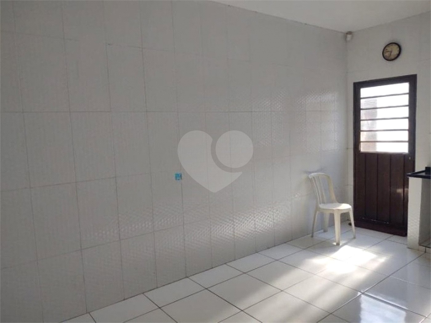 Casa térrea com 2 dormitórios, sendo 1 suíte.