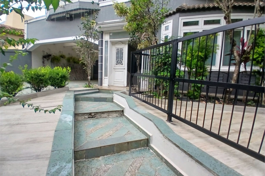 Oportunidade No Alto de Pinheiros Ótimo Sobrado com 352m² de A.C, frente para uma bela Praça.