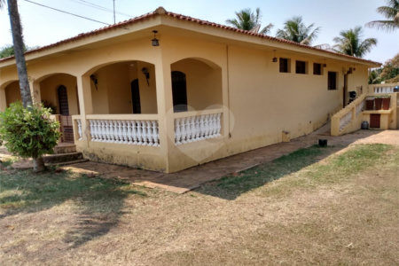 Casa Térrea com 3 dormitórios, sendo 1 suíte.