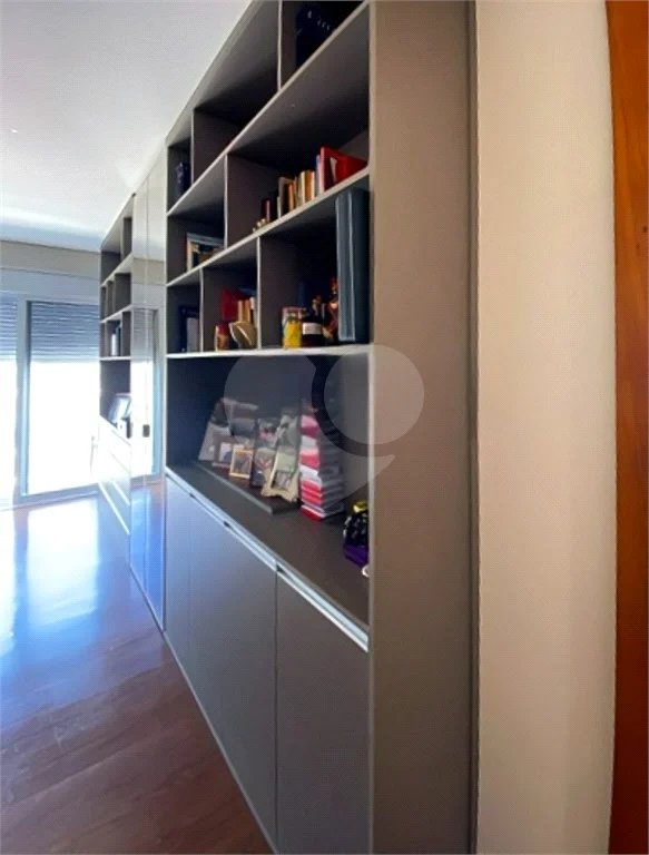 Casa de Alto Padrão em Condomínio com 4 suítes.