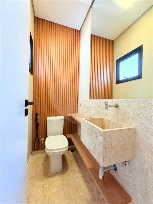 Casa térrea com 3 suítes no Condomínio Residencial Viena em Indaiatuba-SP - Acabamento de alto padrão - R$ 1.690.000,00 - AT 250 m² - AC 158 m² - 3 suítes,, sendo 1 suíte master com closet - Sala para dois ambientes (estar e jantar) - Cozinha planejada com ilha cooktop, forno elétrico e micro-ondas,