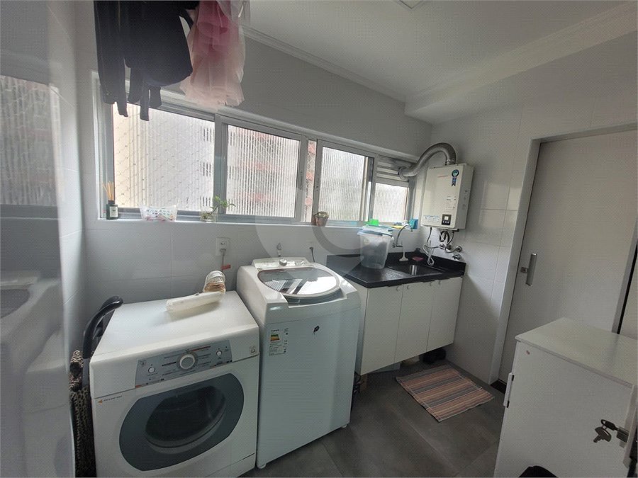 Apartamento de 03 dormitórios totalmente reformado com 02 vagas de Garagem escrituradas e livres.