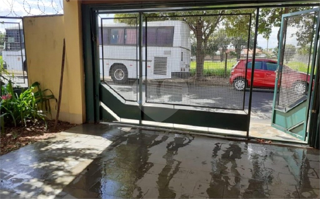 Casa Térrea com 2 dormitórios.