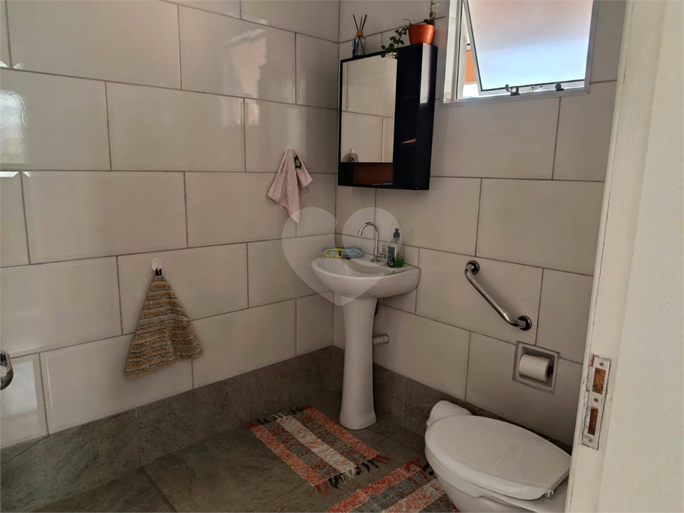 Casa térrea e espaçosa no centro da cidade por apenas R$370.000,00!!! Vamos agendar uma visita?