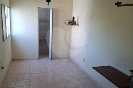 Ó TIMO CASA COM 3 QUARTOS E TERRAÇO EM CONTOMINIO FECHADO