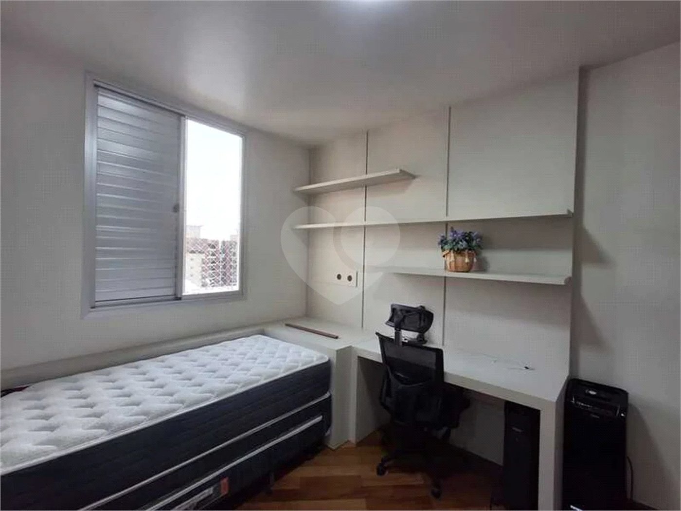 Apartamento totalmente decorado em Moema com 70 m2 , 2 quartos, 2 suítes e 2 vagas, ambientes com ar condicionado.