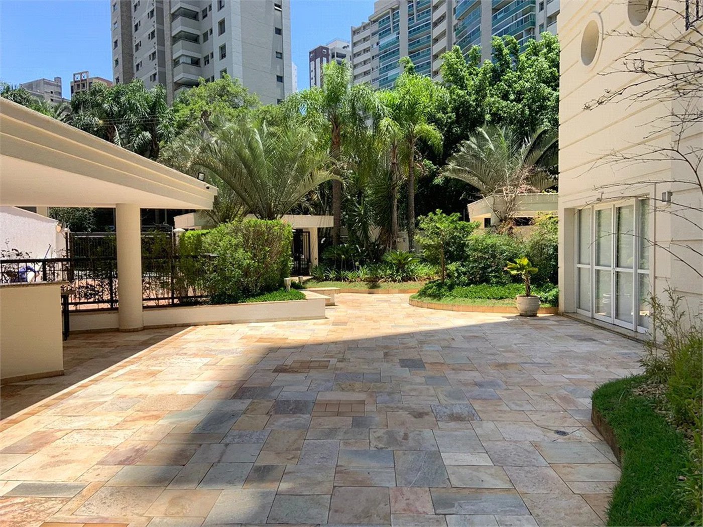 Apartamento à venda ou para alugar com 3 suítes em Morumbi, São Paulo, SP