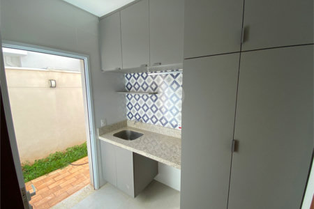 Casa com alto padrão de acabamento para venda no Condomínio Montreal.
