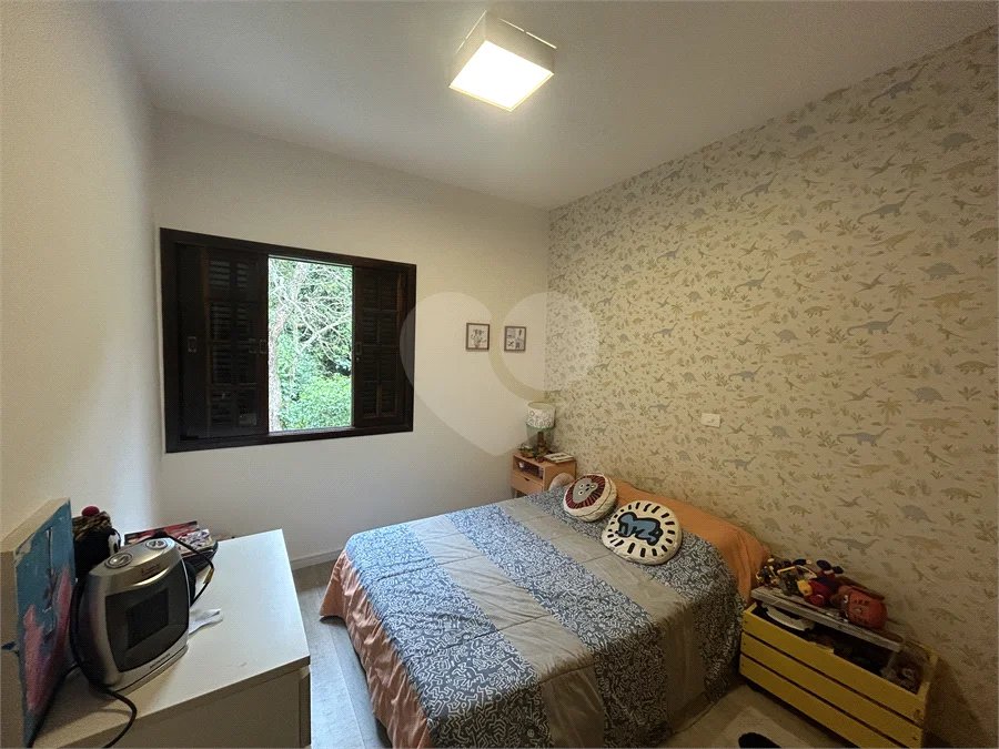 Casa em condomínio com 3 dormitórios, 01 suíte, garagem para 06 carros, área gourmet, piscina.