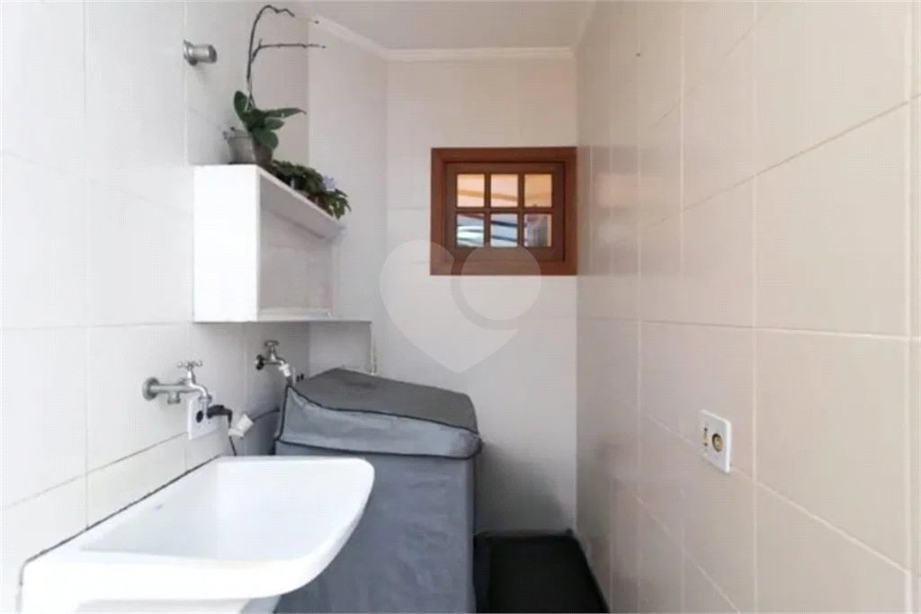 Casa com 3 dormitórios sendo 3 suítes com 03 vagas de garagem.