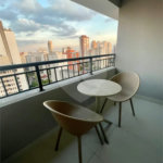 Apartamento mobiliado no Planalto Paulista com 1 dormitório e varanda.