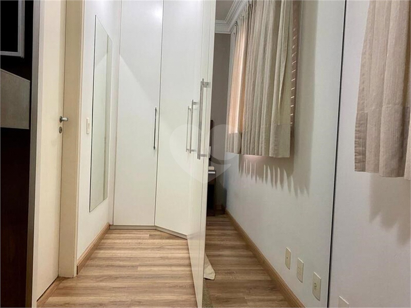 Apartamento de 03 dormitórios sendo 1 suíte e 02 vagas de garagem.