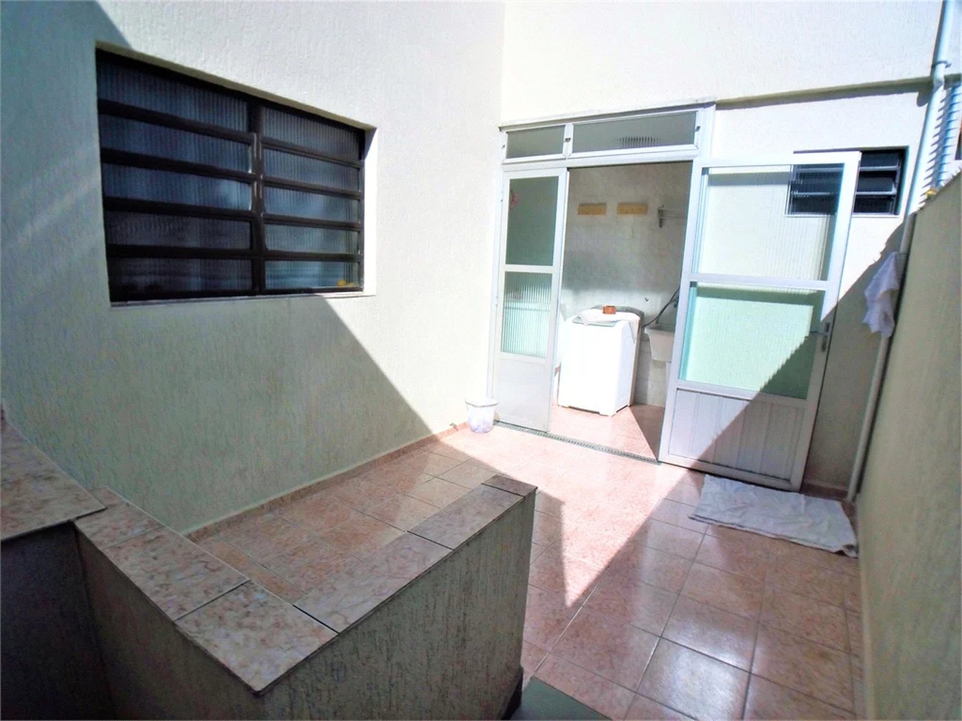 Reformado com 3 dormitórios, suíte com closet, 5 vagas e quintal, documentos em ordem para financiar