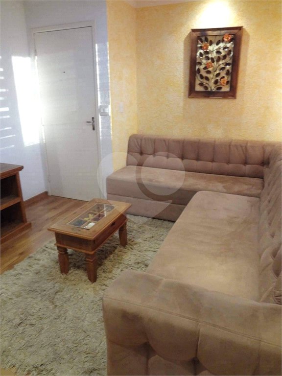 Apartamento no Condomínio Residencial Ipê I .