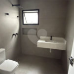 Sobrado de alto padrão no Swiss Park, totalmente reformado, com 4 suítes, piscina, elevador, espaço gourmet, 4 vagas e condomínio com lazer completo.