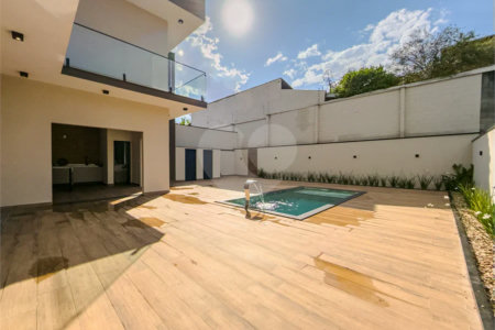 Indaiatuba - Condomínio Milano - Sobrado - 350 m² de terreno - 240 m² de área construída - 4 vagas de garagem, sendo 2 cobertas - Salas de estar e jantar integradas - 3 suítes com closet e varanda no pavimento superior - Escritório no térreo - Espaço gourmet com churrasqueira - Banheiro externo