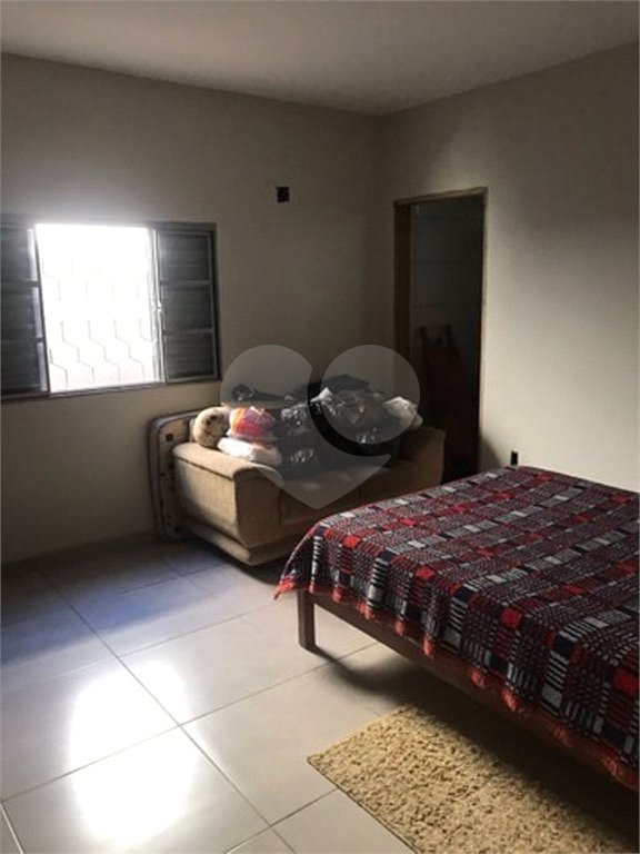 Casa térrea com 3 dormitórios, sendo 1 suíte.