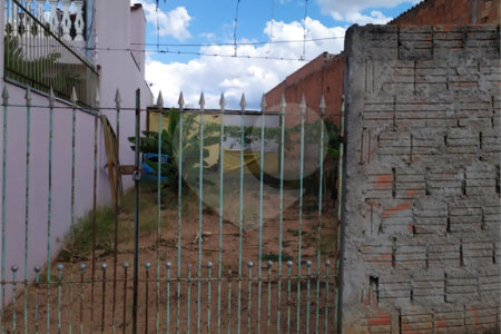 Terreno plano de 150,00 m² de área .