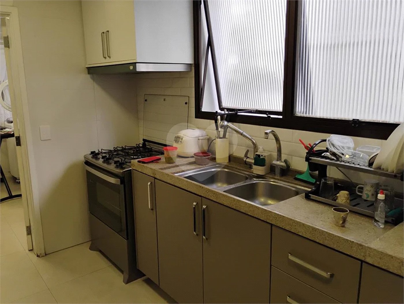 Apartamento reformado , 3 suítes , 3 vagas. Próximo a Avenida Paulista e metrô Brigadeiro . Prédio de construtora renomada. Único !