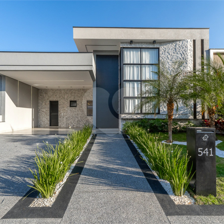 Indaiatuba - SP - Condominio Dona Lucilla - Valor R$2.295.000,00 - 3 suítes + escritório + lavabo - Terreno: 300m2 - Construção: 188m2 - Diferenciais - Móveis planejados no escritório, sala de TV, lavabo, cozinha, área gourmet, lavanderia, banheiros e closet - Ar condicionado em todos os ambie