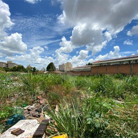 Terreno com 1.107,00 de área total.