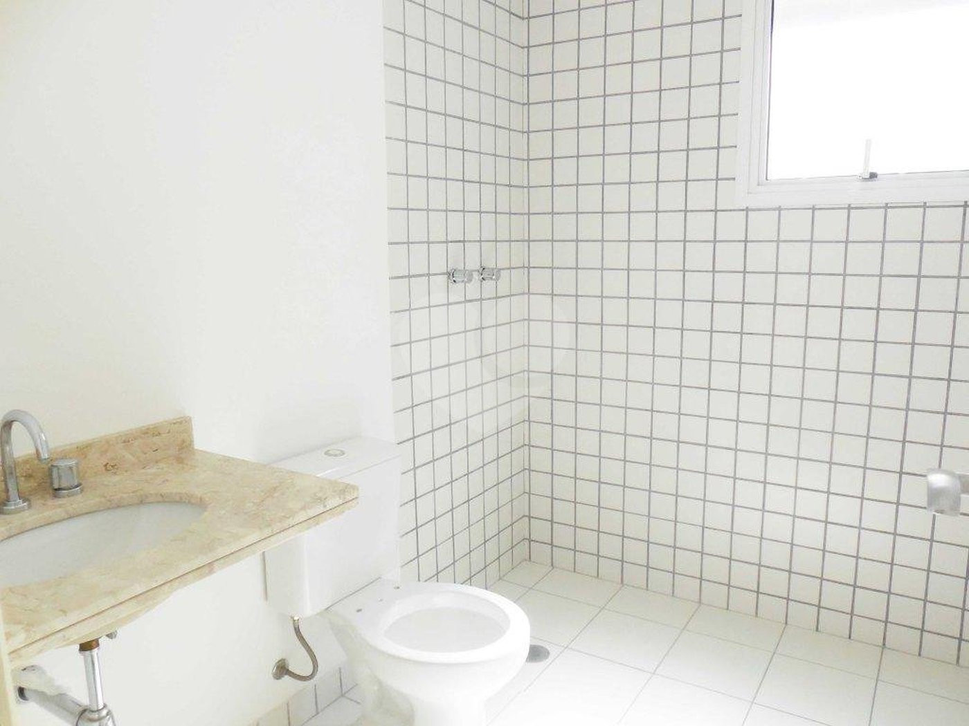 Casa à venda com 4 quartos, sendo 2 suítes, no condomínio Bristol Village, São Paulo - SP