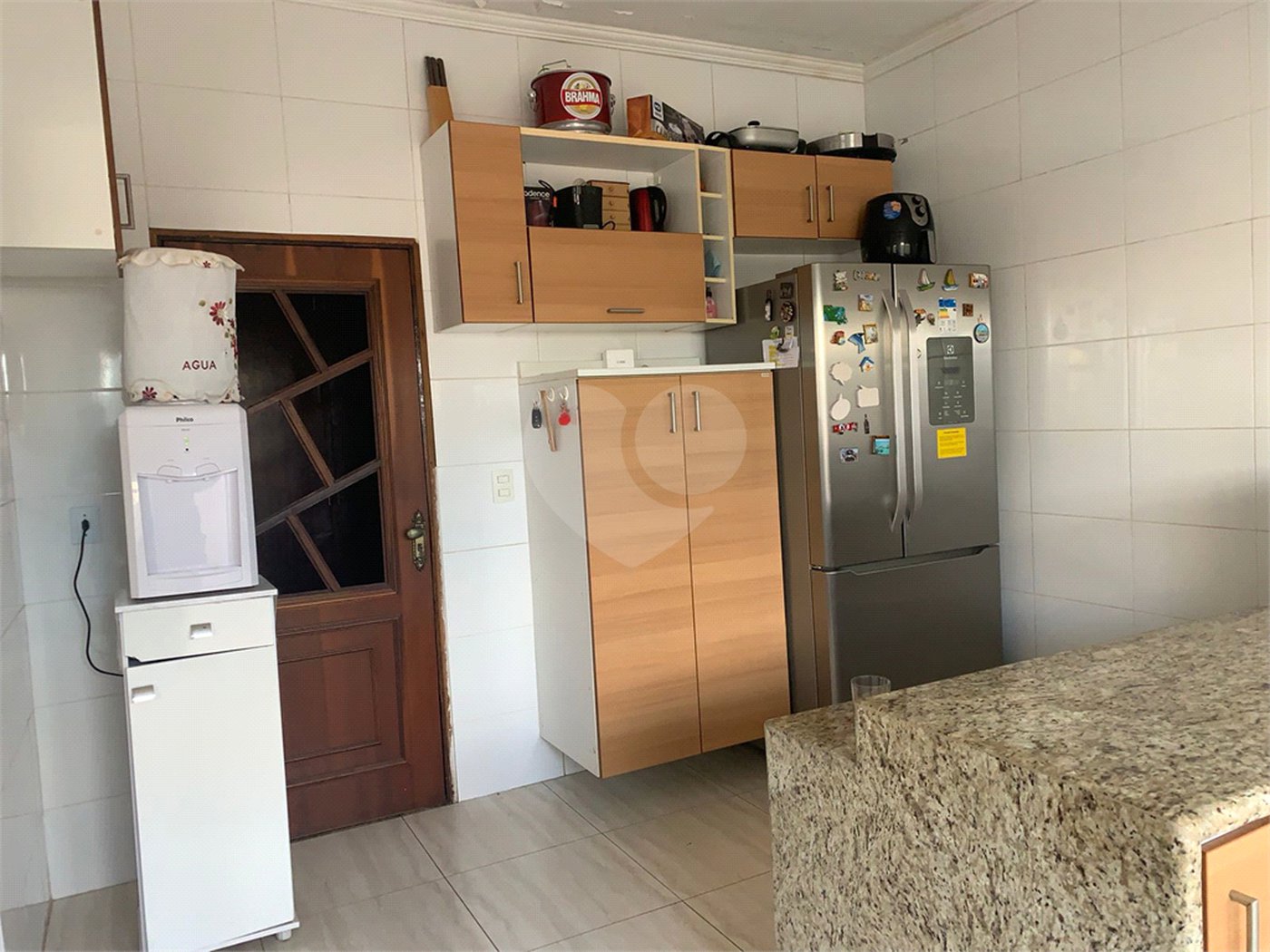 Casa térrea com 3 suítes.