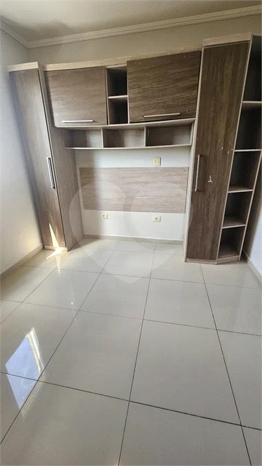 Apartamento Locação Condomínio Anguri com 02 dormitórios com Ar e Sacada