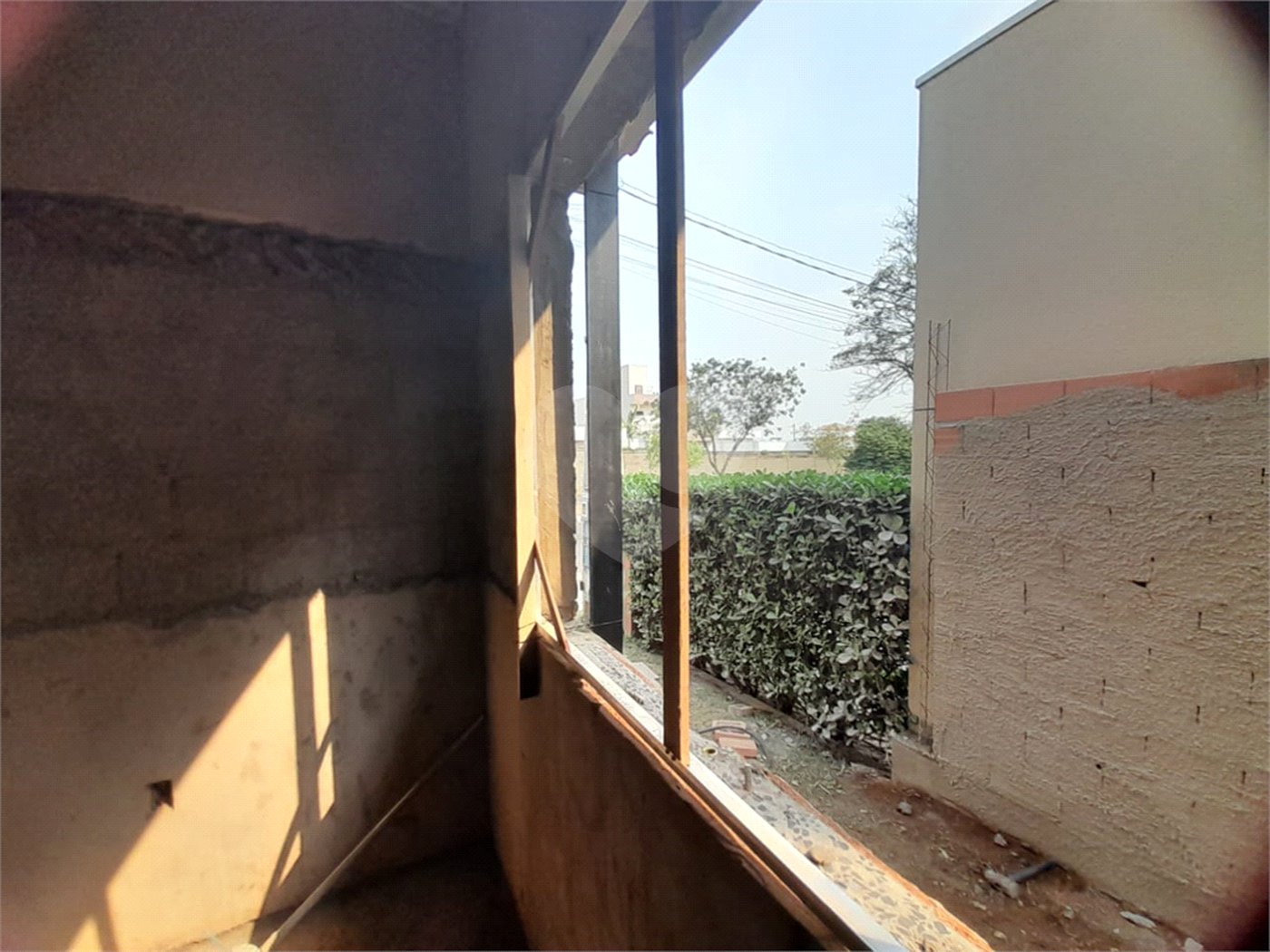 Casa em Construção com Área Gourmet e Piscina no Condomínio Damha II